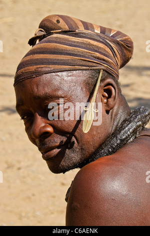 Chef Himba (chef de clan) dans village près d'Opuwo, Namibie Banque D'Images