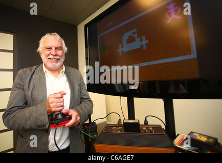 Fondateur d'Atari Nolan Bushnell jouer avec une console de jeux vidéo Atari 2600 au cours d'un entretien à l'Hôtel Intercontinental. Banque D'Images