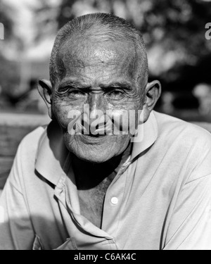 Portrait en noir et blanc d'un homme asiatique âgé. Thaïlande Asie du Sud-est. Homme senior Banque D'Images