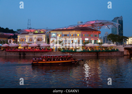 Clarke Quay et la rivière Singapour au crépuscule vu de Riverside point, Singapour Banque D'Images