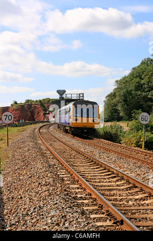 Petit train de banlieue sur la ligne de chemin de fer en front de Dawlish Devon Banque D'Images