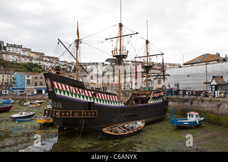 Le Golden Hind, une réplique grandeur nature, amarré dans le port de Brixham, Devon, UK. Banque D'Images