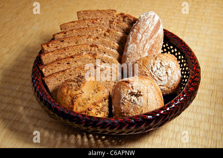 Du pain et des brioches dans un panier Banque D'Images