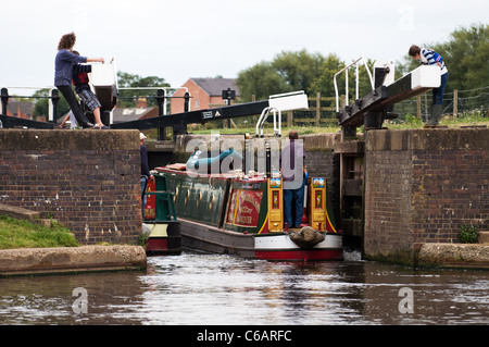 Bateau étroit entrée dans l'écluse de portes à Zouch cut sur la rivière Soar bordant le Leicestershire et Nottinghamshire Banque D'Images