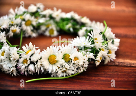 Gerbe de tressé, une guirlande de marguerites Banque D'Images