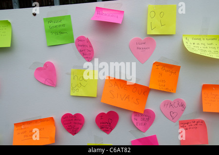 Clarence Road Hackney. Street tea party une semaine après les émeutes. Les messages laissés sur des post-it soutenir Hackney Banque D'Images