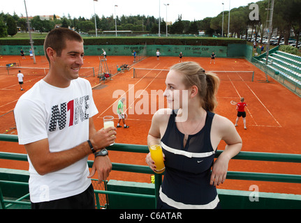 Jeune couple ayant une pause de la leçon de tennis dans un camp à Umag, Croatie. Banque D'Images