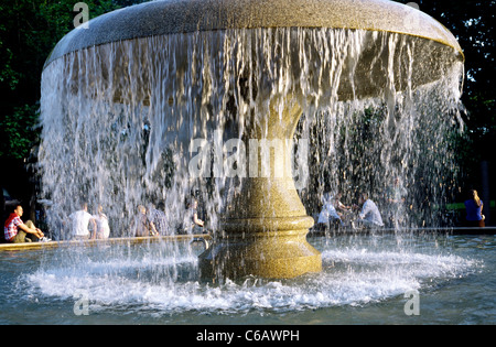 Lucae fontaine sur Operplatz (place de l'opéra) au Alte Oper de Francfort am Main. Banque D'Images