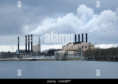 L'épaisse fumée qui sort d'installations industrielles sur les tuyaux d'eau Banque D'Images