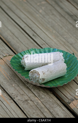 Le riz à la vapeur dans le tube de bambou servi dans un plat de papier, Miao, de l'Arunachal Pradesh, Inde Banque D'Images