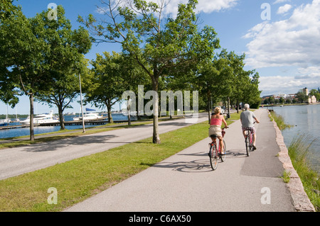 Färjestaden Sweden Swedish town chemins cyclables vélo Vélo vélo cyclepath cyclepaths riders ride chemins chemin d'été d'été Banque D'Images