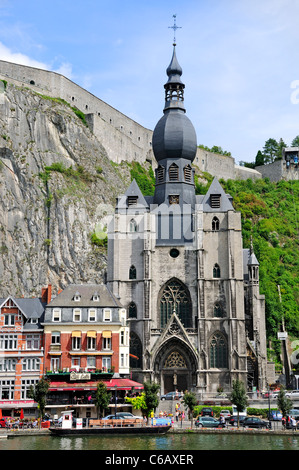 Dinant, Belgique. Eglise Notre-Dame. Construit à l'origine 1240 - Plusieurs fois remaniée depuis après les dommages. Meuse Banque D'Images