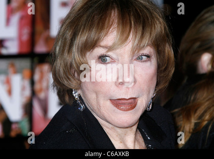 Shirley MacLaine, Los Angeles Première mondiale de 'Valentine's Day' tenue à l'Grauman's Chinese Theatre - Tapis Rouge d'Hollywood, Banque D'Images