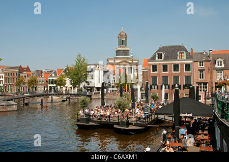 Hartebrugkerk Rhin Leiden Pays-Bas voile bar pub trottoir Oude Rijn Vieux Rhin Banque D'Images
