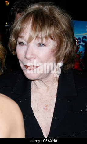 Shirley MacLaine, Los Angeles Première mondiale de 'Valentine's Day' tenue à l'Grauman's Chinese Theatre - Tapis Rouge d'Hollywood, Banque D'Images