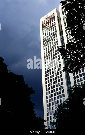 Opernturm UBS logement Deutschland AG, vu à partir de la station de métro Bockenheimer Landstrasse à Frankfurt am Main. Banque D'Images