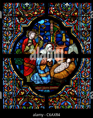 Dinant, Belgique. Eglise Notre-Dame. Vitrail. Jésus, Marie et Joseph dans l'Étable Banque D'Images