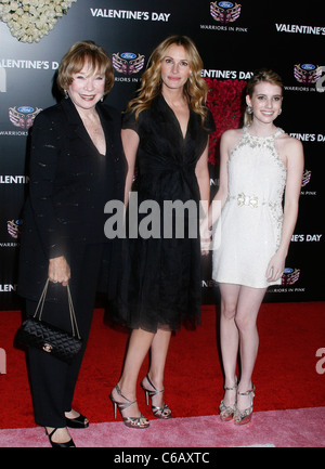 Shirley MacLaine, Julia Roberts et Emma Roberts Los Angeles Première mondiale de 'Valentine's Day' tenue à l'Grauman's Chinese Banque D'Images