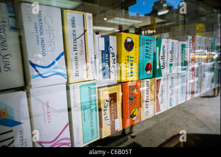 Cartouches de cigarettes dans la fenêtre d'une épicerie à New York Lundi, 22 août 2011. (© Richard B. Levine) Banque D'Images