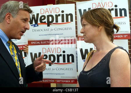 David Weprin parle à un électeur après son approbation pour le Congrès à New York's Neuvième District Banque D'Images