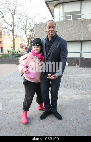 Lemar et Tania McIntosh à l'extérieur de l'ITV studios London, England - 09.02.2010 Banque D'Images