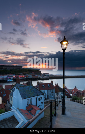 Coucher du soleil à partir de 199 marches, Whitby, North Yorkshire Banque D'Images