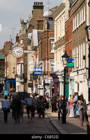 Rochester High Street, les gens, les touristes marchant dans le vieux centre-ville. Kent Angleterre des années 2011 2010 Royaume-Uni HOMER SYKES Banque D'Images