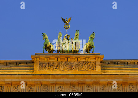 Porte de Brandebourg, dans l'aube, et de Mitte, Tiergarten, Berlin, Germany, Europe Banque D'Images