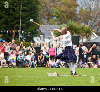 Jeter une athlète en kilt écossais hammer (style), l'un des 'événements' lourd au Jeux des Highlands, Arran Brodick Banque D'Images