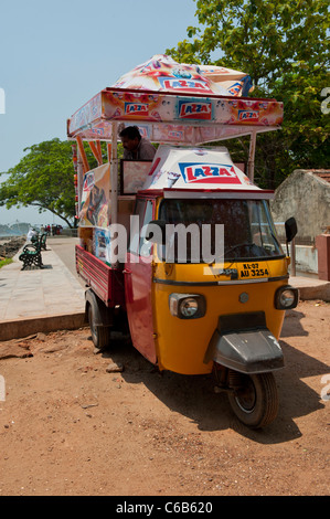Auto Rickshaw Ice Cream Van par la mer mur près des filets de pêche chinois, fort Cochin, Inde Banque D'Images