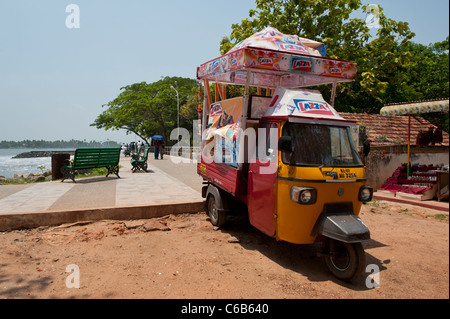 Auto Rickshaw Ice Cream Van par la mer mur près des filets de pêche chinois, fort Cochin, Inde Banque D'Images