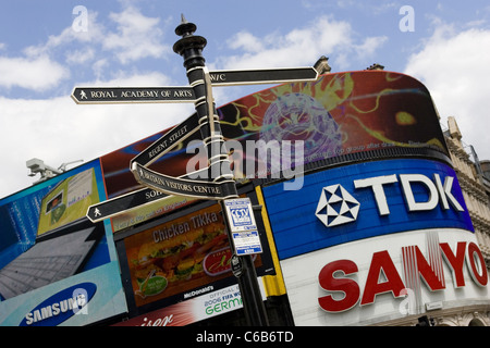 La signalisation pour piétons dans Piccadilly Circus avec le fameux panneaux publicitaires dans l'arrière-plan. Londres Banque D'Images