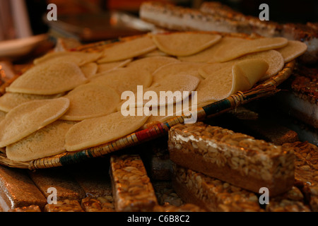 Différents types de gâteaux affiche dans une vitrine au bazar, dans la vieille ville de Jérusalem, Israël Banque D'Images