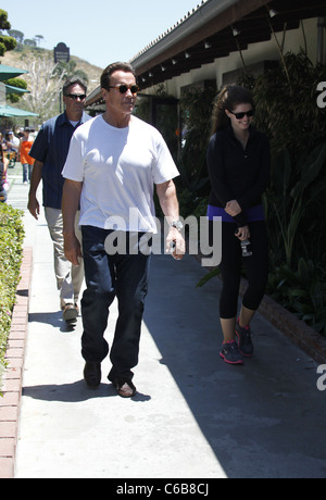 Arnold Schwarzenegger et sa fille Katherine Eunice shopping à Cross Creek dans l'après-midi. Malibu, Californie - Banque D'Images