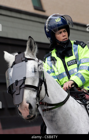 Une femme officier de police métropolitaine monté et cheval en tenue anti-émeute complète, à l'extérieur le club de football de Chelsea, Londres. Banque D'Images