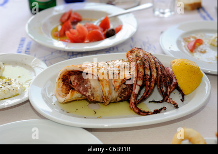 Plat local avec Calmar grillé, Santorin Îles Cyclades, Grèce Banque D'Images