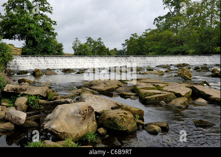 Weir sur la rivière Derwent chatsworth park estate Derbyshire, Angleterre, Royaume-Uni Banque D'Images