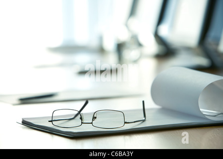 Droit de travail avec du papier et des lunettes Banque D'Images