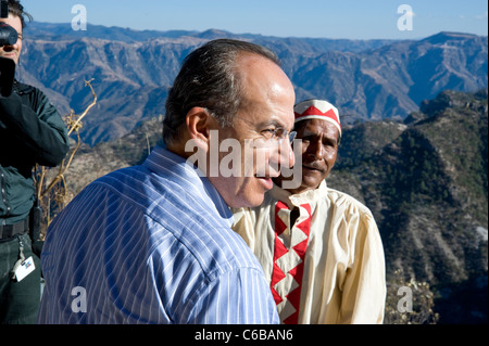 Le Président Calderon se réunit avec les autochtones à Copper Canyon lors du tournage au Mexique la Tournée royale Banque D'Images