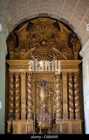 Autel principal de la basilique du Bon Jésus à Goa Velha, Inde Banque D'Images