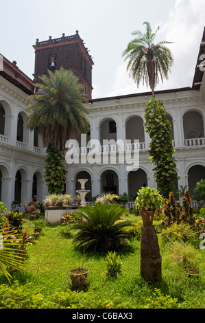 Jardin de la Cour et clocher de la basilique du Bon Jésus à Goa Velha, Inde Banque D'Images