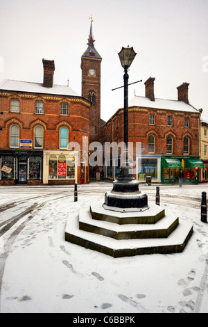 Louth, dans le Lincolnshire, en Angleterre, dans la neige de l'hiver, neige, empreinte dans la place du marché Banque D'Images