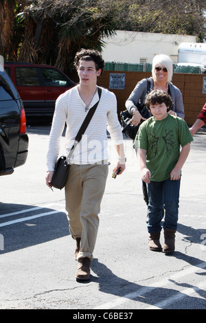 Nick Jonas et son jeune frère Frankie Jonas dehors et environ dans la région de Toluca Lake, où ils avaient également déjeuner au restaurant Los Patys Banque D'Images