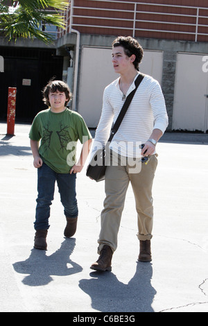 Nick Jonas et son jeune frère Frankie Jonas dehors et environ dans la région de Toluca Lake, où ils avaient également déjeuner au restaurant Los Patys Banque D'Images