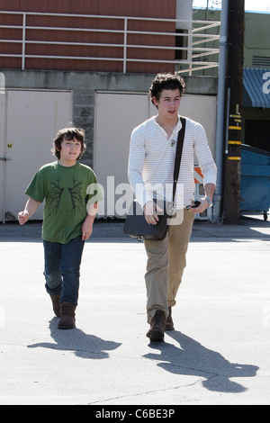 Nick Jonas et son jeune frère Frankie Jonas dehors et environ dans la région de Toluca Lake, où ils avaient également déjeuner au restaurant Los Patys Banque D'Images