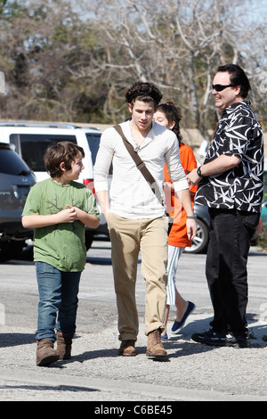 Nick Jonas et son jeune frère Frankie Jonas dehors et environ dans la région de Toluca Lake, où ils avaient également déjeuner au restaurant Los Patys Banque D'Images