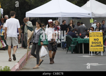 Anthony Kiedis et son fils Everly Bear laissant marché agricole. Malibu, Californa - 06.06.2010 Banque D'Images