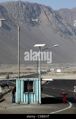 L'installation de lampadaires solaires Rio Loa customs check point sur Ruta A-1 route côtière près de Santiago , Chili , la Région I Banque D'Images