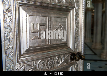 Dans le sens inverse des aiguilles d'Hindu Swastika sur une porte à Babu Amichand Panalal Adishwarji Jain temple à Malabar Hill Mumbai, Inde Banque D'Images