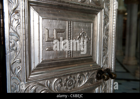 Dans le sens inverse des aiguilles d'Hindu Swastika sur une porte à Babu Amichand Panalal Adishwarji Jain temple à Malabar Hill Mumbai, Inde Banque D'Images